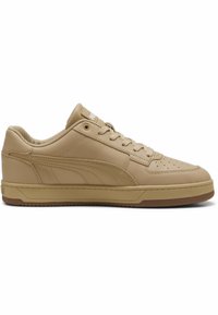 Sneaker beige in pelle a punta bassa con punta perforata, chiusura con lacci e suola in gomma texturizzata.
