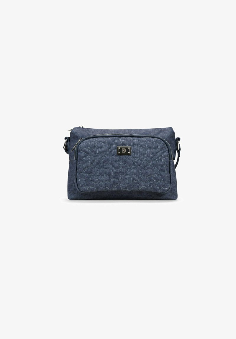 Bolso cruzado de denim oscuro con patrón acolchado, que cuenta con un bolsillo frontal con cremallera y un detalle de logotipo en tono plateado. Correa ajustable.
