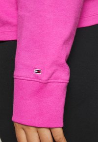 Tommy Jeans Curve Langarmshirt - pink