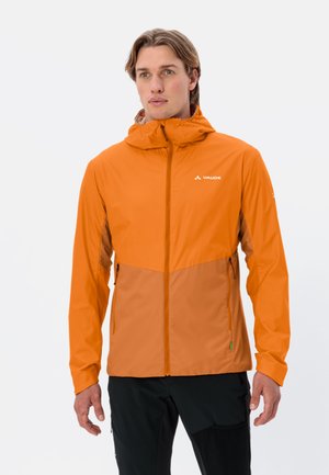 Herrenjacke in leuchtendem Orange mit Reißverschluss, Kapuze, kontrastierendem braunen unteren Abschnitt und zwei Seitentaschen. Leichter, wasserdichter Stoff.