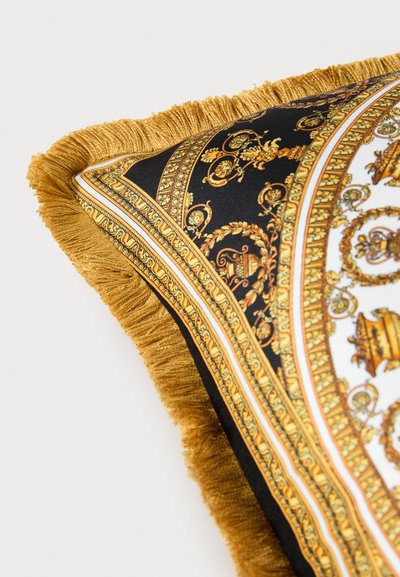 Διακοσμητικό μαξιλάρι με μαύρο ύφασμα και χρυσά περίπλοκα μοτίβα, περιμετρικά διακοσμημένο με χρυσό κρόσσι, που αναδεικνύει κομψά σχέδια.