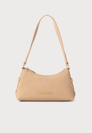 Sac en cuir beige avec fermeture éclair dorée et lettrage doré "LOVE MOSCHINO", doté d'une seule bandoulière et d'un bord supérieur incurvé.