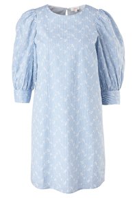 Robe bleu clair avec des rayures verticales blanches et petits motifs de nœuds, avec des manches trois-quarts bouffantes et un col rond.