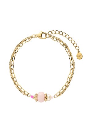Pulsera de cadena doble dorada con cuentas de color rosa, dorado y perla, y un cierre ajustable con una pequeña etiqueta circular.