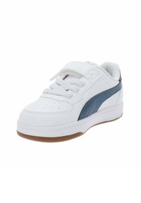 Sneaker con tomaia in pelle bianca e striscia laterale blu, punta rotonda, chiusura con lacci e strap in Velcro, e suola in gomma con texture.