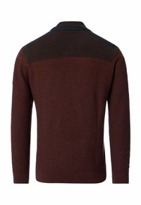 Kastanienbrauner Pullover mit langen Ärmeln, kragenähnlichem Ausschnitt, strukturiertem Strickdesign und kontrastierenden dunklen Schulterdetails.
