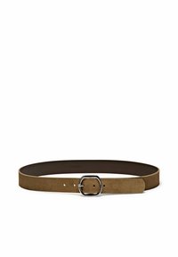 Bruine suede riem met een gladde afwerking, voorzien van een vierkante zilveren metalen gesp en meerdere gaatjes voor een verstelbare pasvorm.