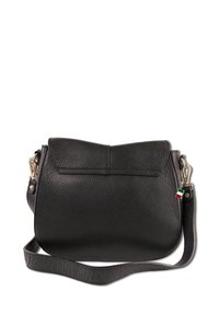 Zwarte leren handtas met een gestructureerde afwerking, klepsluiting en verstelbare schouderband. Voorzien van gouden hardware en een klein accent van de Italiaanse vlag.