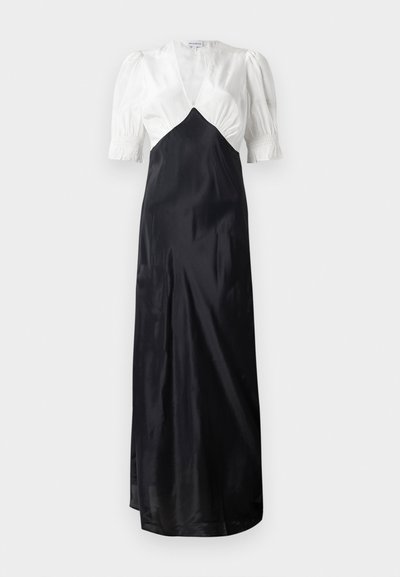 Lang kleed met een witte satijnen lijfje en een zwarte satijnen rok, met pofmouwen en een diepe V-hals. Gladde textuur, elegante uitstraling.