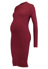 Robe de maternité rouge foncé, à manches longues, côtelée et ajustée, longueur genoux, avec un col rond, présentée sur fond blanc.