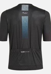 Sort cykeltrøje med et geometrisk mønster i blå på bagsiden, korte ærmer, lommer bagpå og et letvægtigt stof.