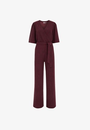 Burgundia värvi kombekostüüm, millel on mähise disain, lühikesed varrukad, laiad sääred, sobituv vöö ja tekstuuriga kangas, millel on peened vertikaalsed triibud.