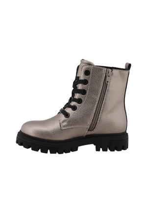 Stivaletto alla caviglia in pelle metallizzata con lacci neri, cerniera laterale e suola spessa nera carrarmato.