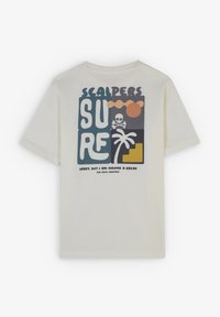 Cremfarbener T-Shirt mit kurzen Ärmeln, das ein grafisches Design mit dem Text "SCALPERS", einer Palme, einem Schädel, der Sonne und bunten quadratischen Akzenten zeigt.