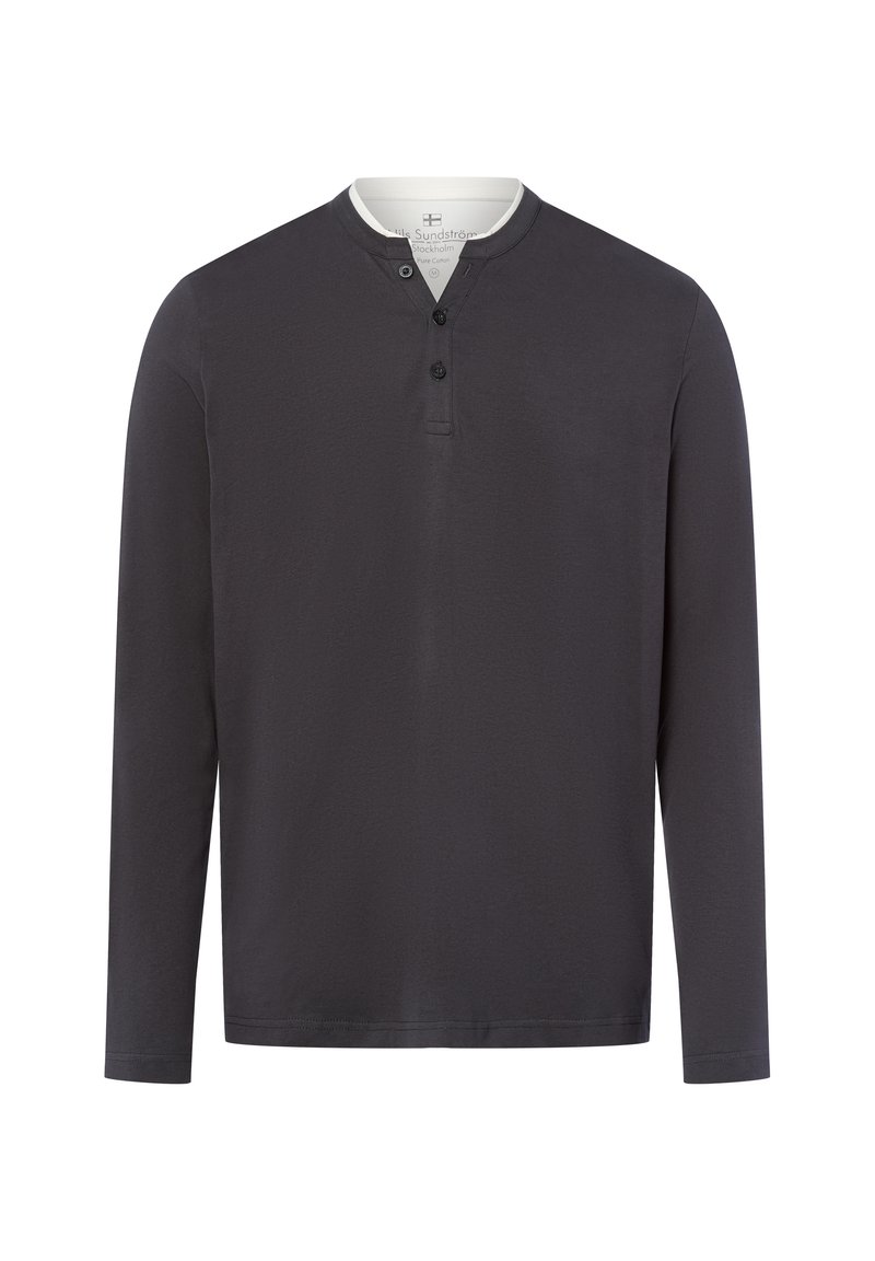 Langärmliges, dunkelgraues Henley-Shirt aus weichem Stoff, mit einem geknöpften Halsauschnitt und einem runden Kragen. Glatte Textur, lässiges Design.