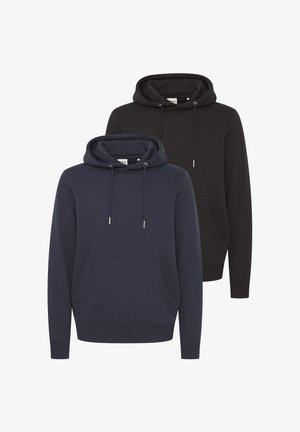 Zwei Kapuzensweatshirts: eines in Marineblau und eines in Schwarz. Beide haben eine Kängurutasche, eine verstellbare Kapuze und gerippte Bündchen. Material aus Baumwollmischung.