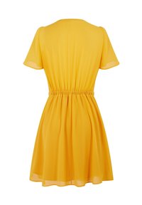 Robe jaune à manches courtes avec taille élastique froncée et jupe évasée, vue de dos sur fond blanc.