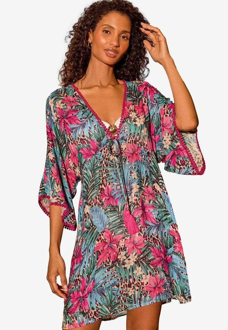 Kaftan stampato con un vivace motivo floreale e leopardato, scollatura a V, maniche ampie e dettagli con frange lungo l'orlo e la scollatura.