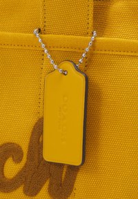 COACH CARGO TOTE BAG - Torbica - yellow gold