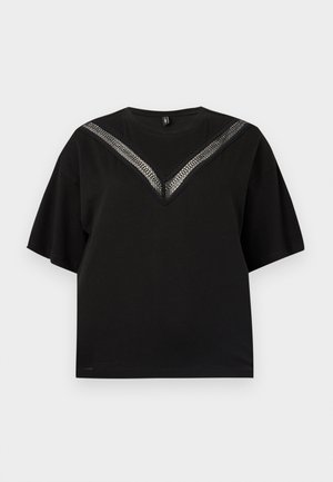 Μαύρο κοντομάνικο πουκάμισο με δαντελένια λεπτομέρεια σε σχήμα V στο στήθος και τους ώμους, στρογγυλή λαιμόκοψη, άνετη εφαρμογή.