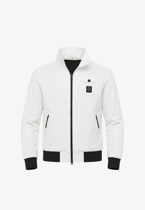 Giacca bianca con zip, collo alto, zip nera, polsini e orlo neri, tasca sul petto con pattina e toppa nera, tasche laterali con zip.