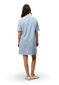 Kurzärmeliges, knielanges Kleid in blau-weißen vertikalen Streifen mit einer lockeren Passform, aus weichem Stoff. Flache Nähte und seitliche Schlitze.