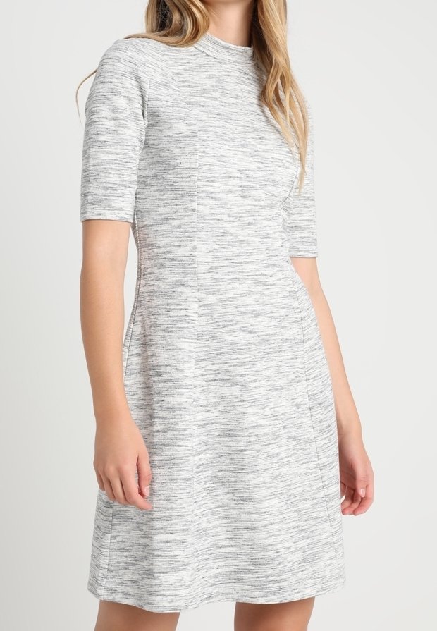 Robe grise à manches courtes avec un motif texturé et chiné. Silhouette en A avec un col haut, sans matériel ou accents visibles.