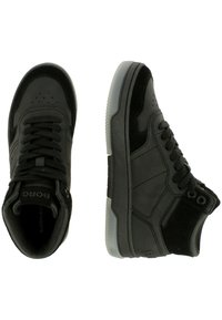 Zwarte high-top sneakers met een mix van gladde en gestructureerde materialen, ronde neus, vetersluiting aan de voorkant en een rubberen zool met een heldere accent.