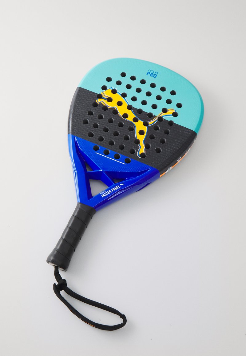 Padel-racket med teal-farvet top, sort ansigt med et gult logo og en blå trekantaccent. Tekstureret håndtag med en håndledsrem.