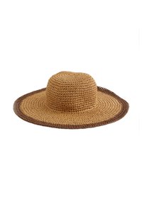 Sombrero de paja de ala ancha con un color natural beige y un borde marrón oscuro; hecho de paja tejida con un acabado texturizado.