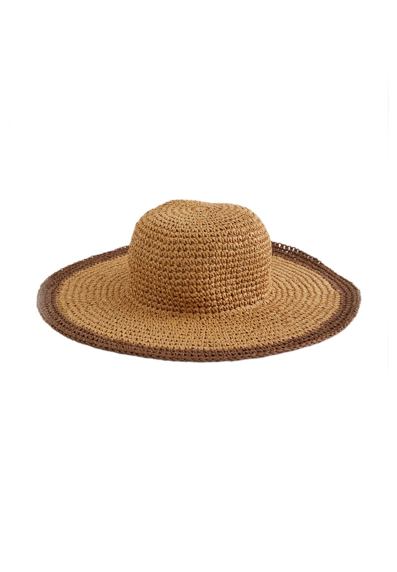 Sombrero de paja de ala ancha con un color natural beige y un borde marrón oscuro; hecho de paja tejida con un acabado texturizado.