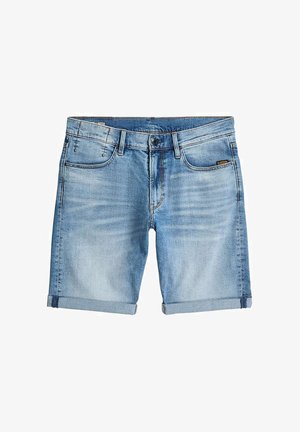Pantalones cortos de mezclilla azul claro con dobladillos enrollados, bolsillos delanteros y traseros, cierre con botón y detalles sutiles deslavados.