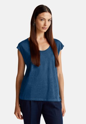 Haut à manches courtes bleu marine avec un décolleté arrondi, fabriqué dans un matériau doux et léger, présentant une coupe décontractée et des fentes sur les côtés.