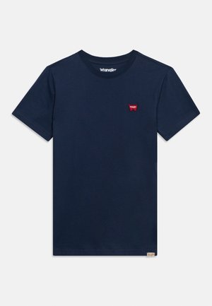 Tamnoplava majica kratkih rukava s okruglim izrezom, s malim crvenim Wrangler logom na lijevoj strani prsnog koša i bež Wrangler oznakom na rubu.