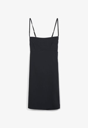 Schwarzes Slipkleid mit dünnen Trägern, tailliertem Oberteil, leicht ausgestellter A-Linie, ausgestattet mit zwei Taschen und glatter Textur. Keine Muster oder Verzierungen.