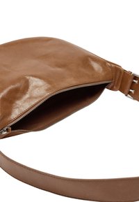 Brązowa skórzana torebka typu crossbody z błyszczącym wykończeniem, zamknięciem na zamek i szerokim regulowanym paskiem. Wnętrze ma przestronną komorę.