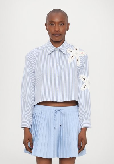 sandro SHIRT WITH FLOWERS - Bluza s gumbima - bleu ciel