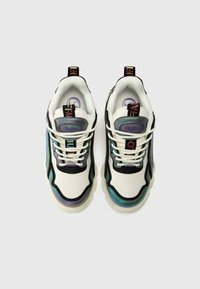 Chunky sneakers met witte leer en zwarte accenten, uitgerust met regenboogkleurige iriserende panelen, een rond logo en contrasterende veters.