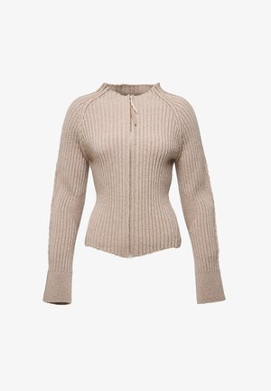 Cardigan de punto acanalado beige con cremallera frontal, cuello alto y diseño ajustado. Textura vertical prominente y detalles de costura únicos.