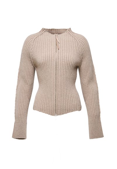 Beige bordázott kötött kardigán elülső cipzárral, magas gallérral és karcsúsított fazonnal. Kiugró függőleges mintázat és egyedi varrási részletek.