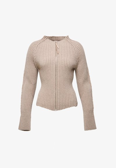 Beige bordázott kötött kardigán elülső cipzárral, magas gallérral és karcsúsított fazonnal. Kiugró függőleges mintázat és egyedi varrási részletek.