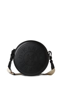 Borsa a tracolla rotonda in pelle nera con motivo perforato, dotata di un design con logo, cinturino regolabile e accento in contrasto color tan.