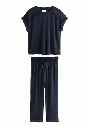 Navyblauw loungewear set met een kortemouwen top met kanten accenten en bijpassende broek met een elastische tailleband en kantafwerking bij de boorden.