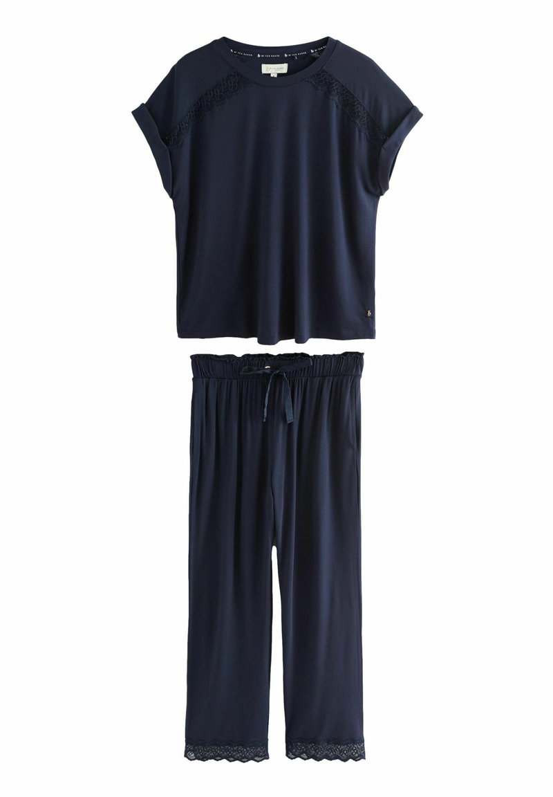 Navyblauw loungewear set met een kortemouwen top met kanten accenten en bijpassende broek met een elastische tailleband en kantafwerking bij de boorden.