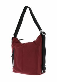 La borsa a spalla rossa in nylon presenta una forma elegante, una tracolla regolabile nera, accessori in argento e una tasca con zip laterale per una funzionalità aggiuntiva.