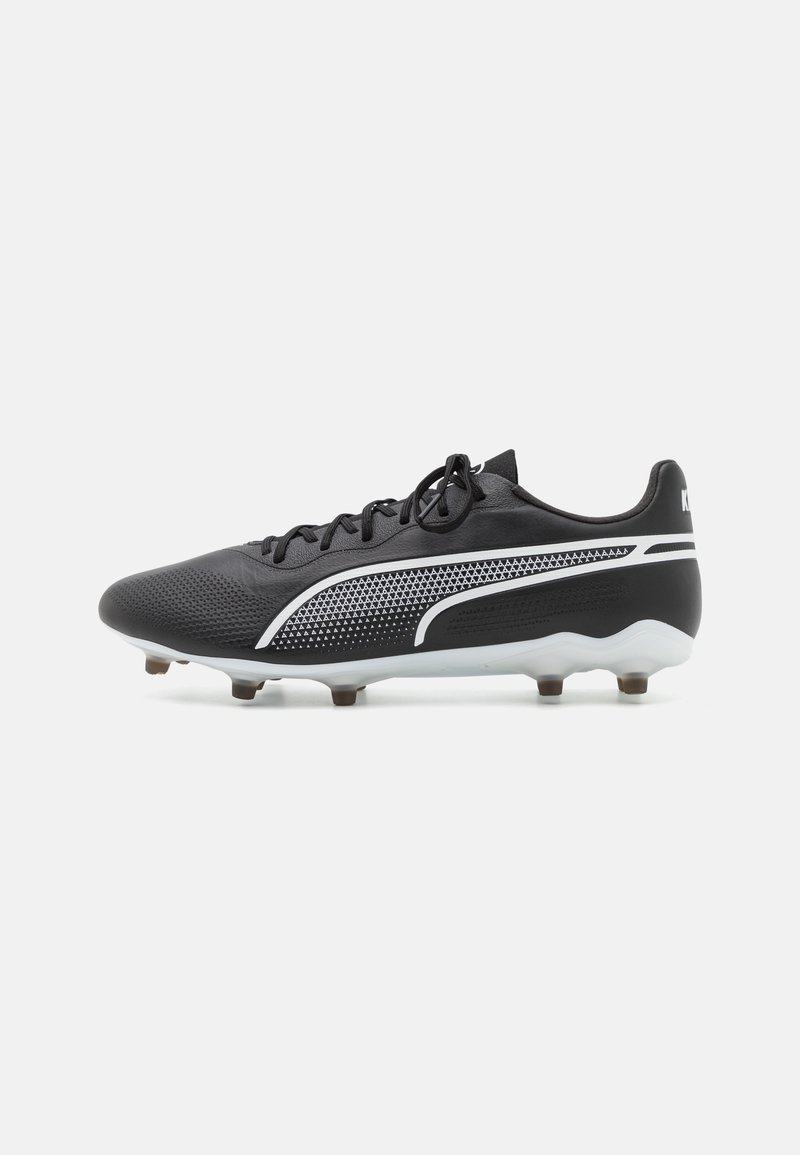 Scarpa da calcio nera con tomaia texturizzata, dettagli bianchi e lacci. Presenta un design elegante e sei tacchetti stampati per una migliore aderenza.