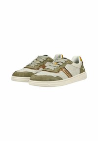 Sneakers con una combinazione di rete grigio chiaro e suede verde oliva. Presentano accenti marroni, lacci rotondi e un logo sottile sul lato.