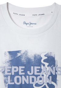 Baltas kokvilnas T-krekls ar apaļu dekoltē, zilu grafiku, kurā ir "PEPE JEANS LONDON", un tekstūras dizainu fonā.