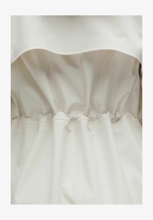 Lichtbeige waterdichte stof met een relaxte pasvorm, voorzien van een elastische tailleband en een golvende zoom aan de bovenkant. Soepele structuur, geen patronen.