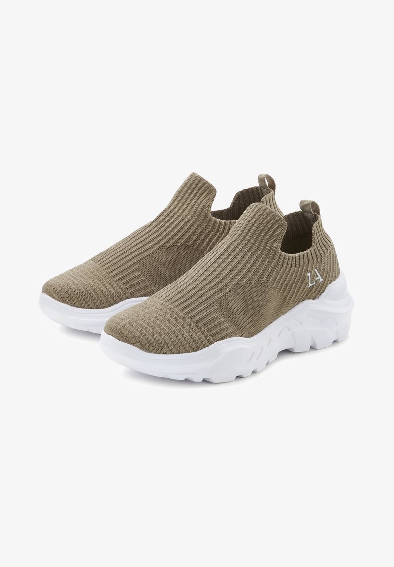 Khakifarbene Slip-On-Sneaker mit geripptem Strickoberteil, elastischem Einstieg und weißer Gummisohle mit strukturiertem Grippattern.